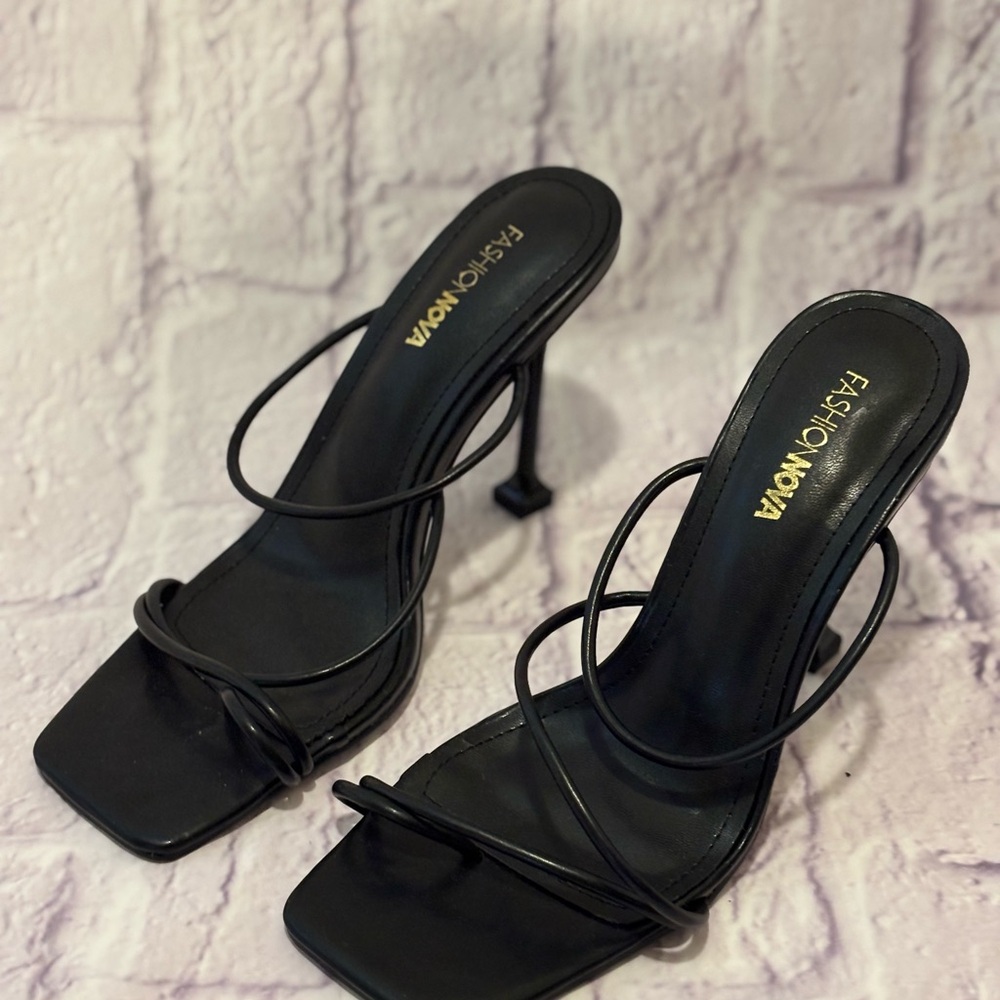 🔵”NWOT” Black Strappy Women's Sandals - Picture 4 of 11